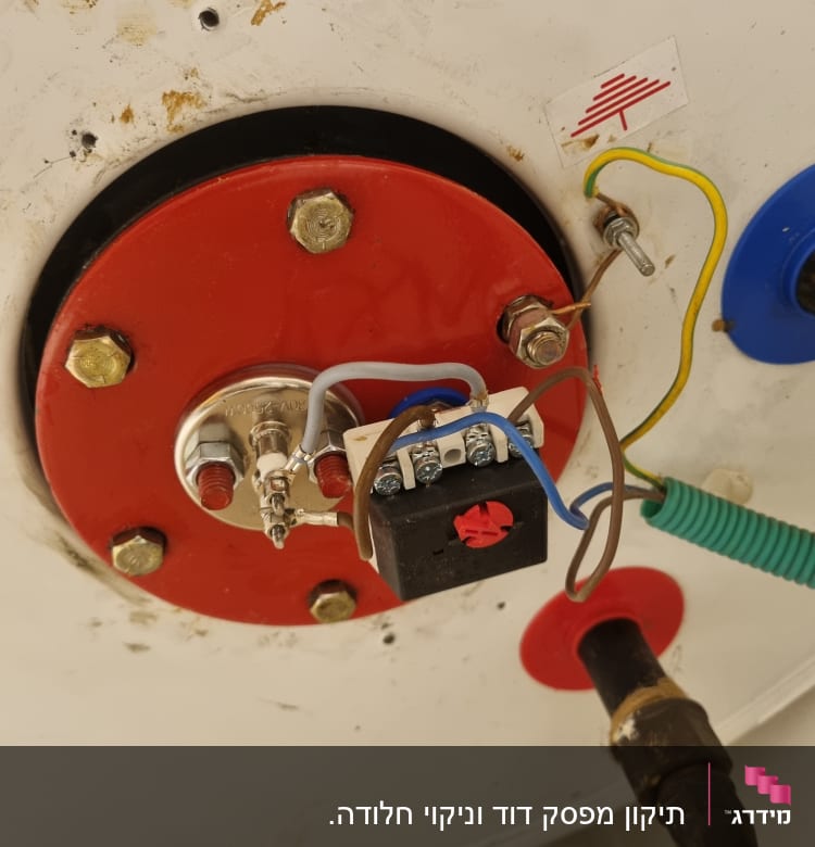 חיבורים חשמליים על לוח מתכת עם חוטים צבעוניים